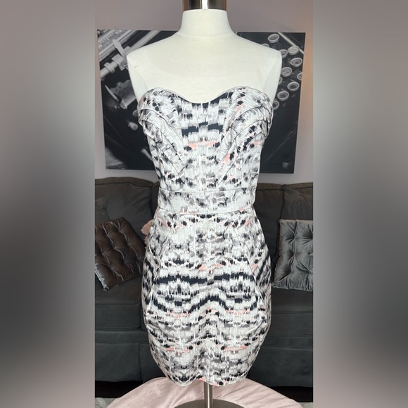 🎨 BCBG Generation Strapless Abstract Mini Dress – Size 8 – Elegant Structure - Picture 1 of 5
